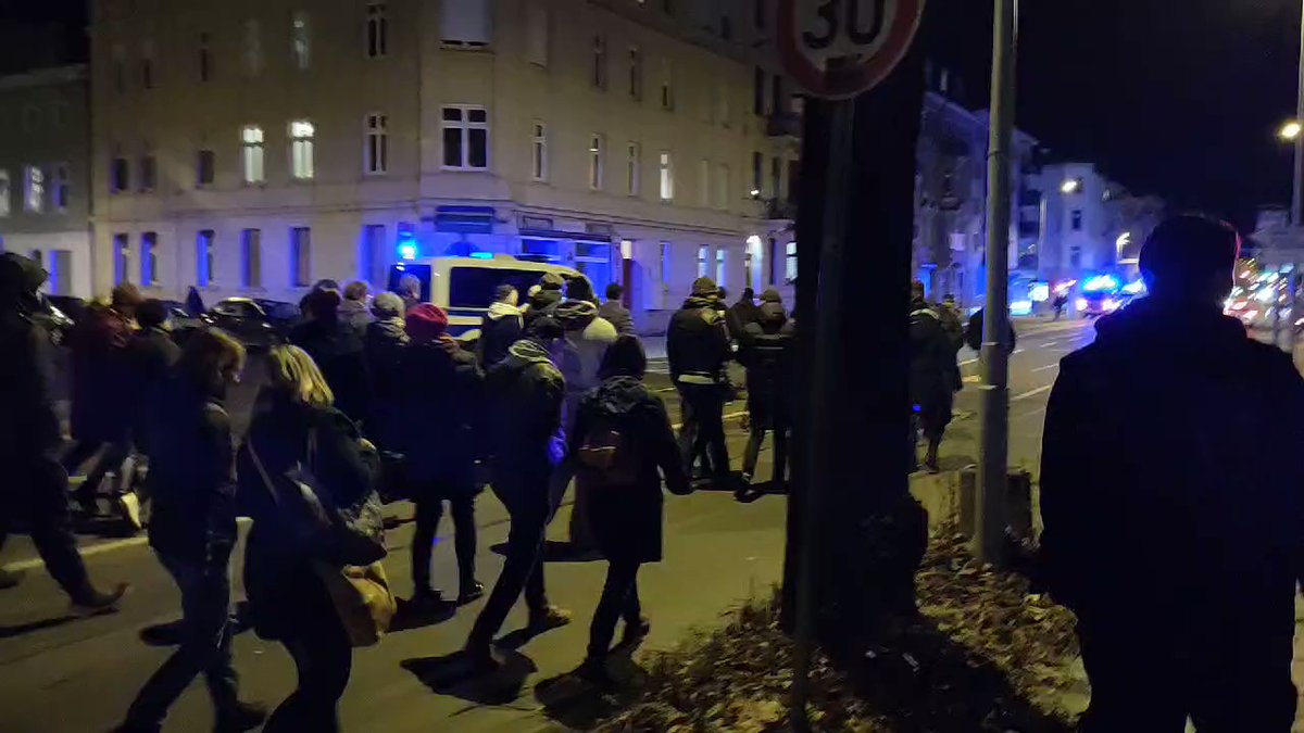 Several thousand people demonstrated against the Corona measures in Cottbus today. According to a spokesman for the South Police Department, it should not have been a gathering, but an unannounced walk. @PolizeiBB takes on the demonstrators' self-portrayal