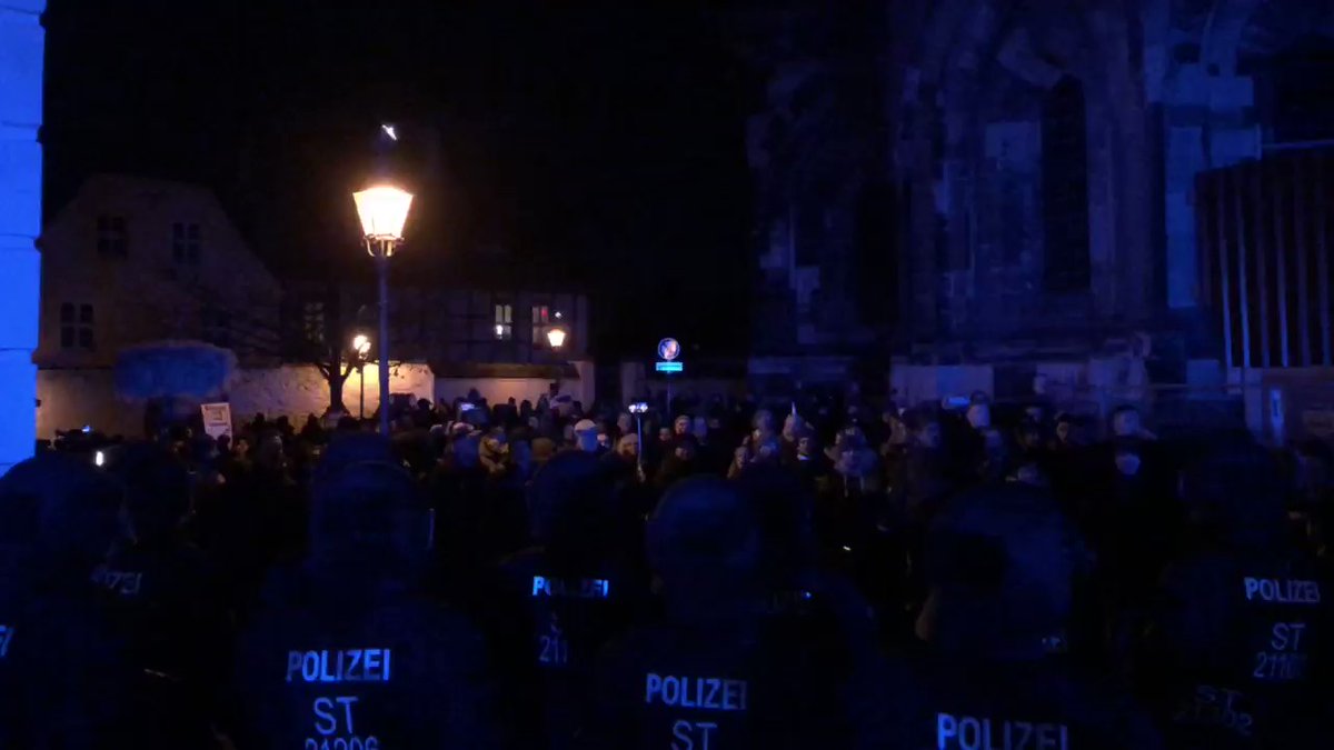 After several attempts, the police have now erected a cordon at the cathedral in Magdeburg. There are around 150-200 people in the cordon