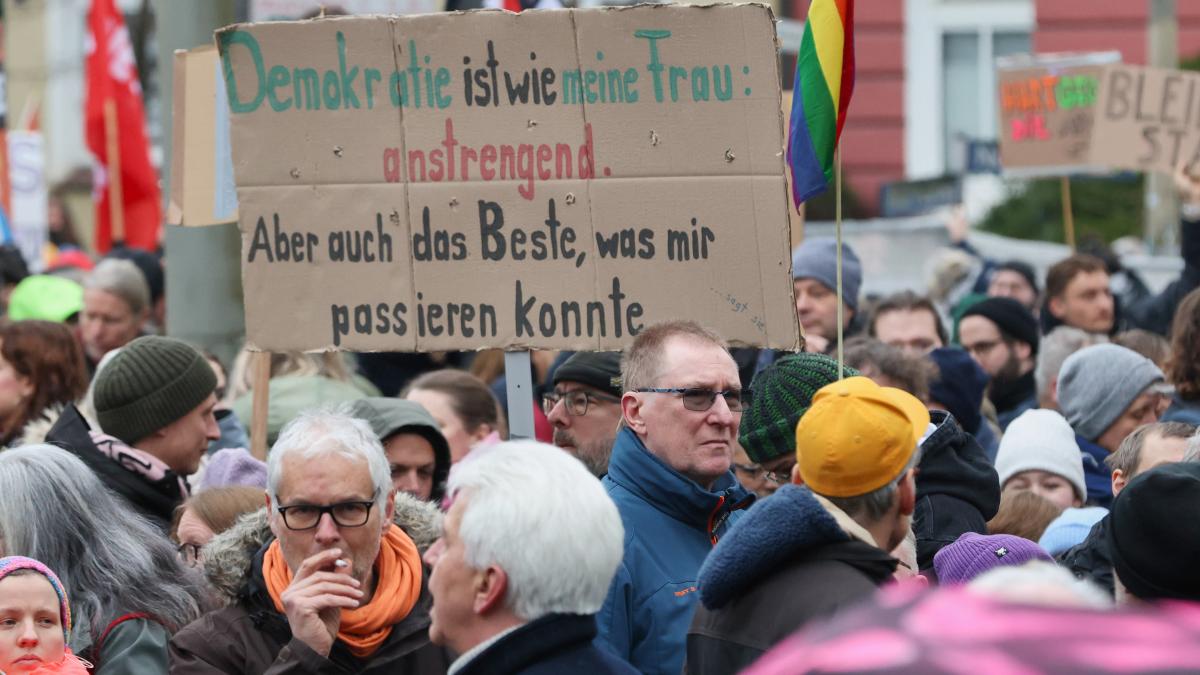 AfD parti lideri Chrupalla'nın ortaya çıkmasına karşı protesto - polis göstericileri gözaltına aldı