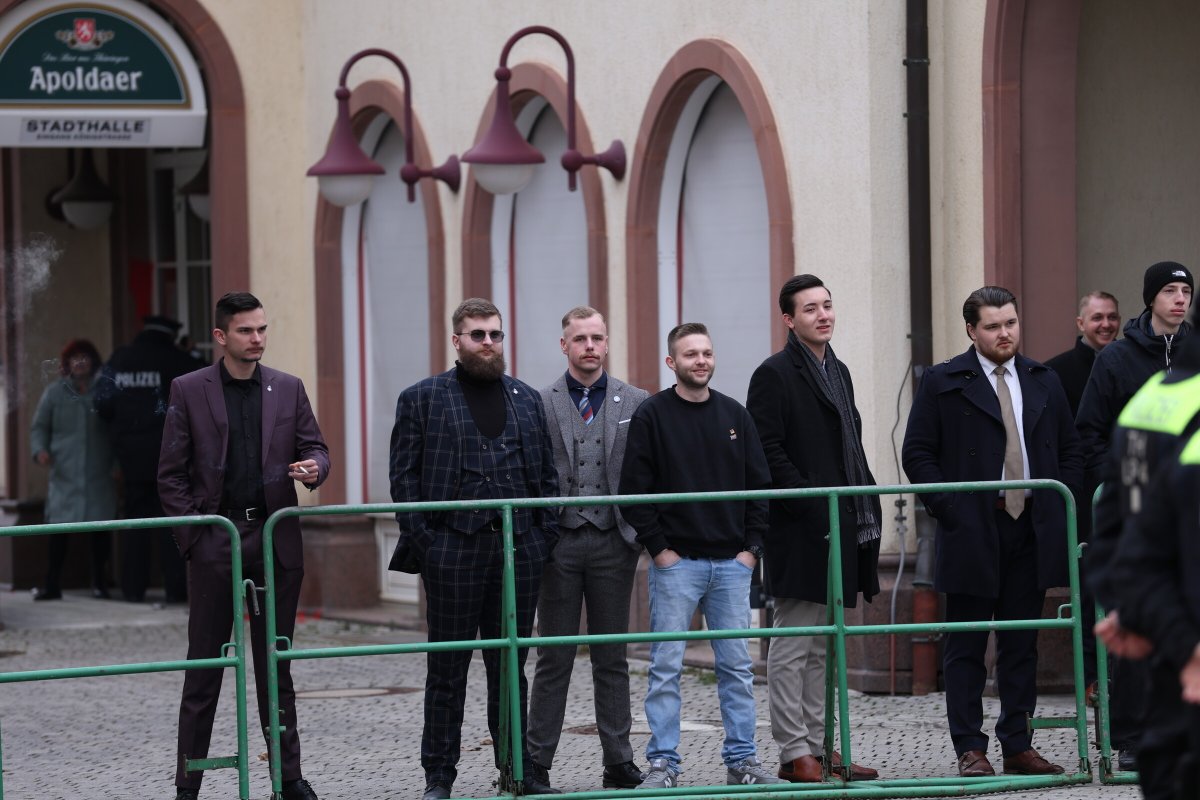 Germany for the Germans, foreigners out. and We'll deport them all.The AfD youth organization Junge Alternative used these Nazi slogans to mourn its dissolution. The members announced that they would join the AfD and continue their right-wing extremist group .On Saturday, the Junge Alternative decided to disband at its federal congress in Apolda. The approximately 250 participants left their event around midday