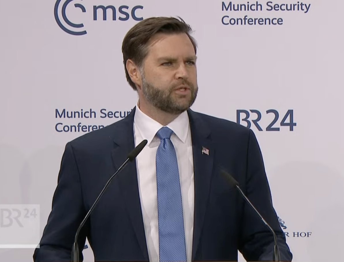 Lors d'une apparition très attendue au MSC2025, le vice-président américain JD Vance s'élève contre ce qu'il considère comme de la censure et des limites à la liberté d'expression dans l'UE. Il critique les  commissaires  de l'UE qui  ferment les réseaux sociaux dès qu'ils repèrent ce qu'ils appellent des  commentaires haineux