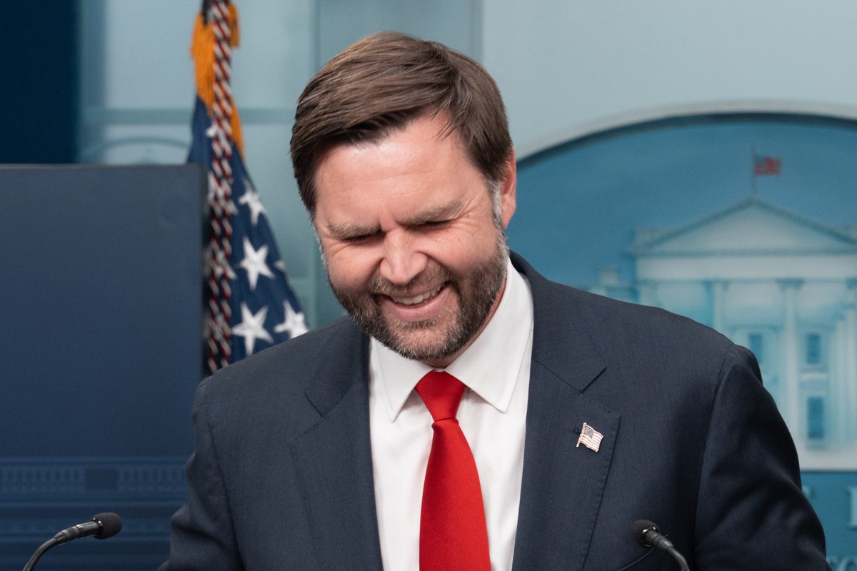 Le vice-président JD Vance a participé à la conférence de presse de la Maison Blanche pour attaquer les démocrates concernant la fermeture du gouvernement et a défendu le mème du  sombrero  du président Trump, niant qu'il soit raciste.