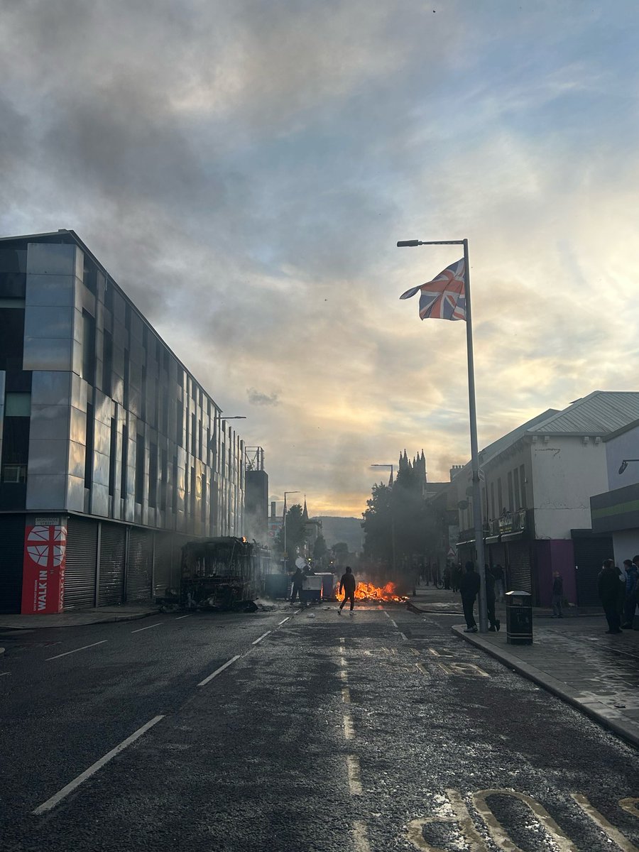 Houses are being set on fire  in east Belfast. Masked groups have approached the GBN crew and told in no uncertain terms to leave. We moved back but it wasn’t far enough for one man who was threatening to us. UUP leader Jon Burrows appeared and settled it